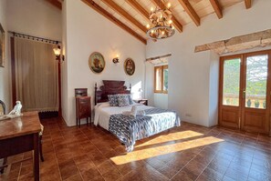 5 bedrooms, in-room safe, travel crib, free WiFi