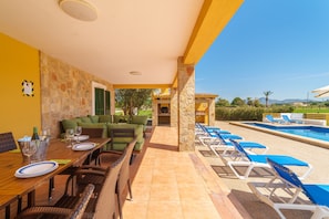 Outdoor dining - Villa Can Patriarca for 8, relax, pool and garden in Alcudia, close to beach (Alcúdia)