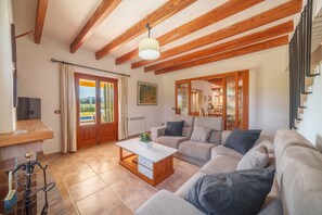 Una televisión, un reproductor de DVD, una mesa de tenis de mesa