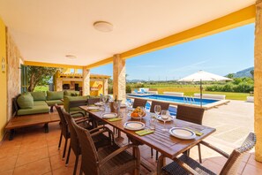 Outdoor dining - Villa Can Patriarca for 8, relax, pool and garden in Alcudia, close to beach (Alcúdia)