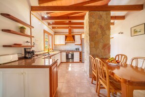 Geladeira, micro-ondas, fogão, lava-louças