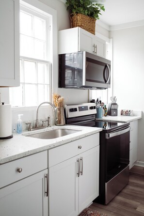 Jääkaappi, mikroaaltouuni, uuni, liesi