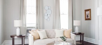 Three bedrooms give everyone breathing room. Comfy king beds handle the recovery. Two bathrooms keep mornings moving. And Maxwell + downtown are minutes away.