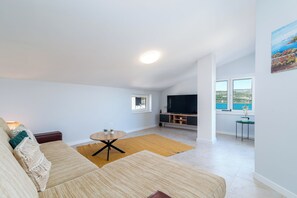 Smart TV - Spacious cosy villa, sea view, close to the beach, airport and Trogir (Mastrinka)