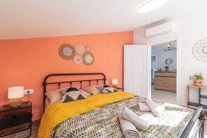 5 bedrooms, in-room safe, iron/ironing board, travel cot - Spacious cosy villa, sea view, close to the beach, airport and Trogir (Mastrinka)