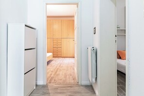 2 habitaciones, escritorio, tabla de planchar con plancha y wifi