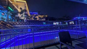 Fachada da propriedade à noite