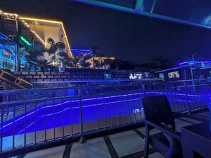 Façana frontal de l'allotjament (vespre/nit)