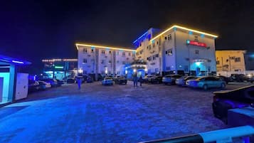 Fachada da propriedade à noite