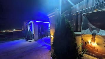 Fachada da propriedade à noite