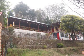 Front of property - Ooncha Dana Home Stay (Uttarakhand)