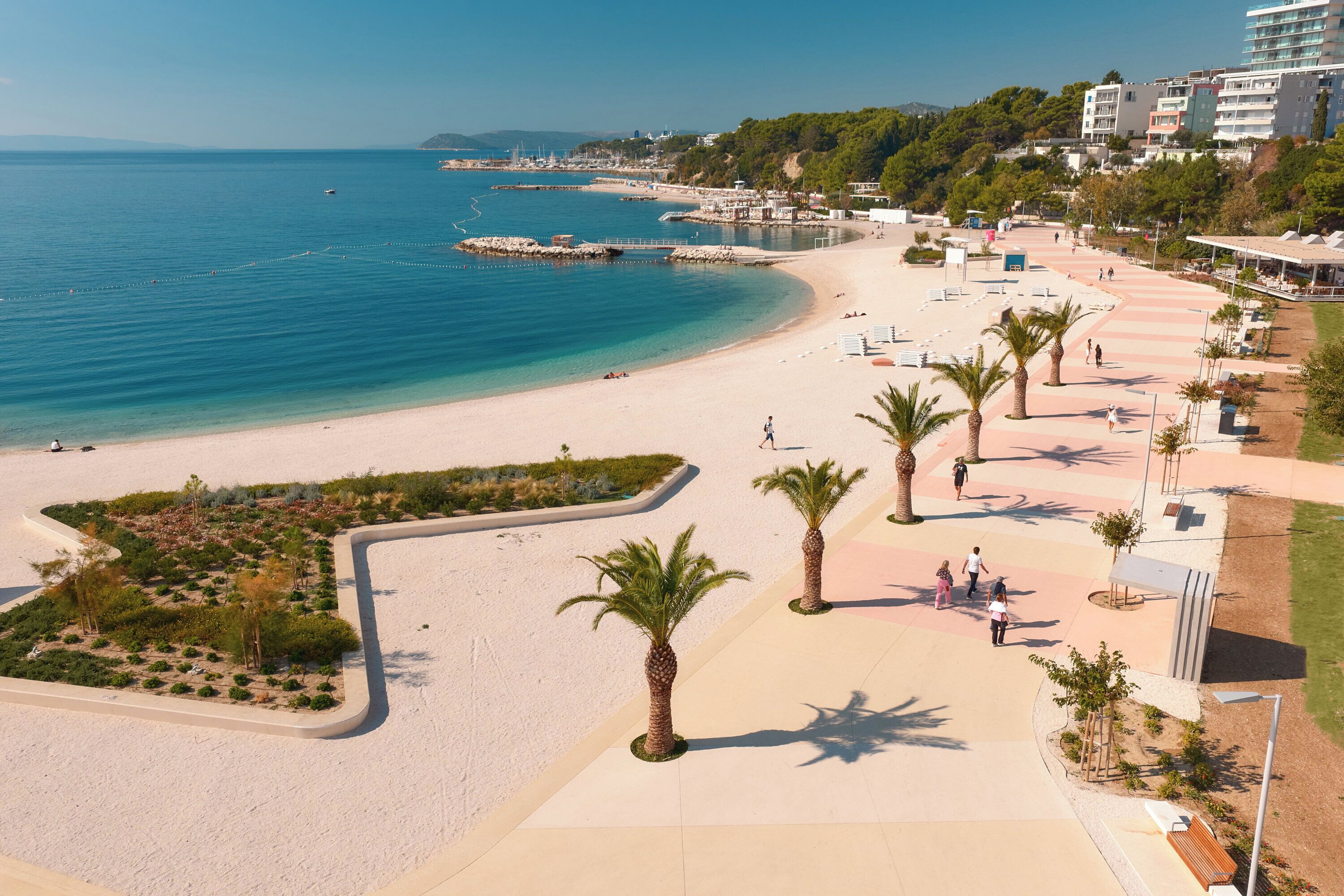 Beach nearby, 5 beach bars