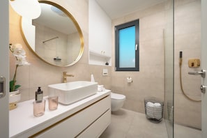 Leilighet – deluxe | Bad | Dusj, hårføner, håndklær og toalettpapir