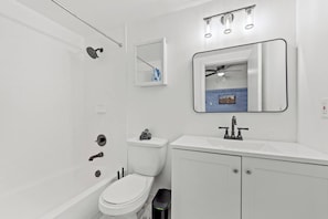 Hair dryer, towels, soap, shampoo - Welcome to your cozy Miami retreat! (Miami)