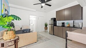 Un appartement moderne comprenant un salon, une cuisine et un coin repas.