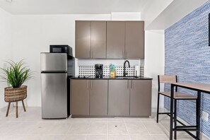 Køleskab, opvaskemaskine, kaffe-/temaskine, brødrister