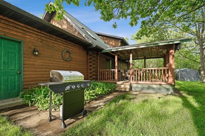 Wazeecha Lodge – A Relaxing, Dog Friendly,  Log Home Retreat Near Lake Wazeecha!