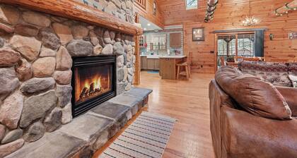 Wazeecha Lodge – A Relaxing, Dog Friendly, Log Home Retreat Near Lake Wazeecha!
