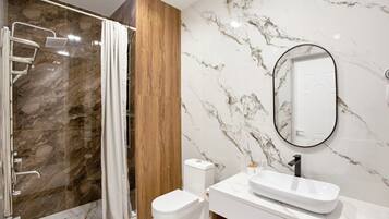 Deluxe Double Room | Bathroom | Hair dryer, towels, soap, shampoo