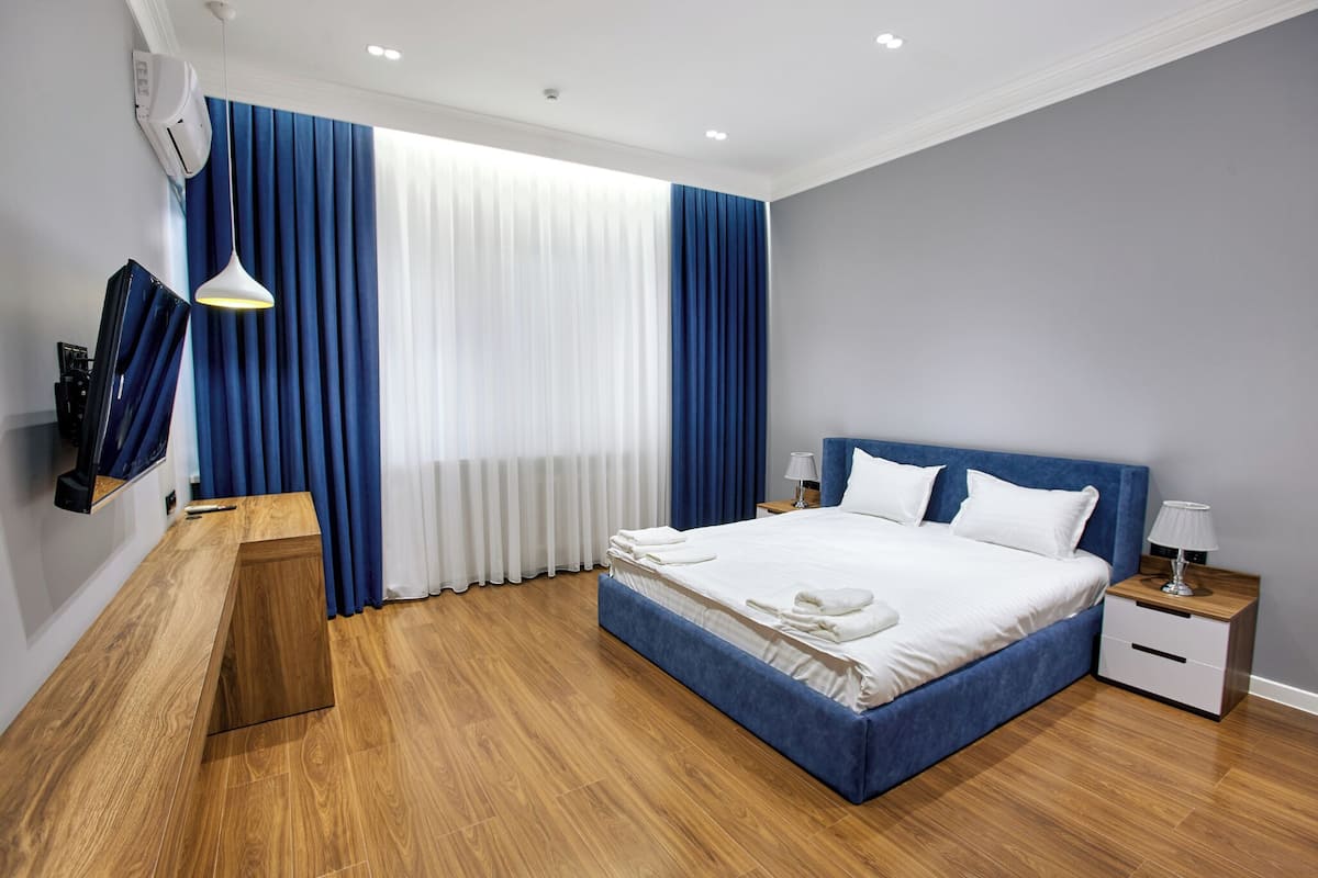 Kamar Double Standar | Meja kerja, ruang kerja ramah laptop, dan Wi-Fi gratis