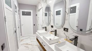 Economy Shared Dormitory, Men only | Desk, laptop workspace, free WiFi