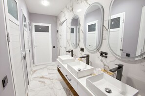 Escritorio, espacio para trabajar con laptop y wifi gratis 