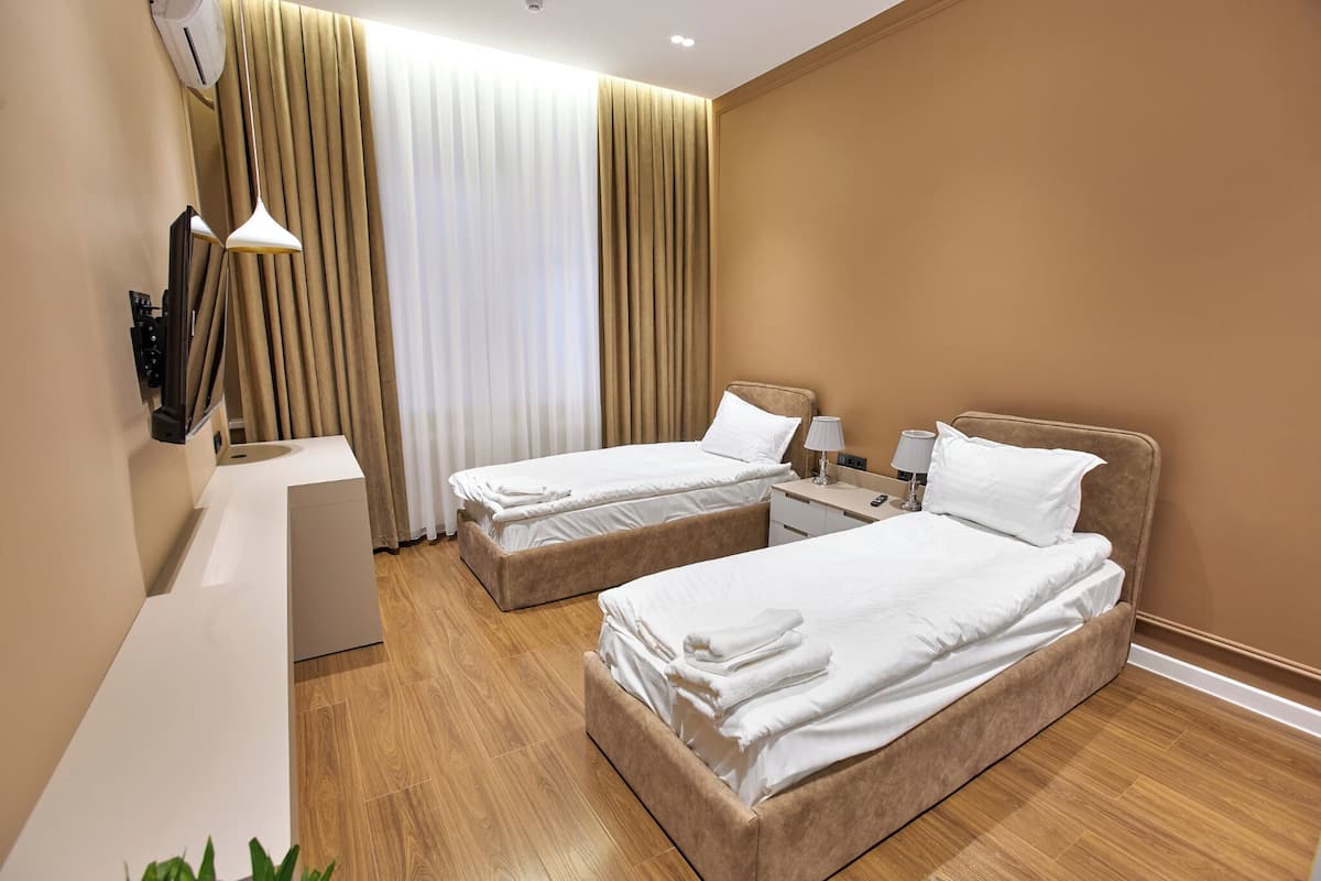 Kamar Twin Standar | Meja kerja, ruang kerja ramah laptop, dan Wi-Fi gratis