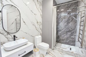 Secador de pelo, toallas, jabón, shampoo