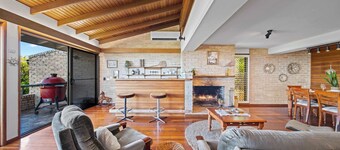 Caloundra Retro Beach House in Front of Ocean
