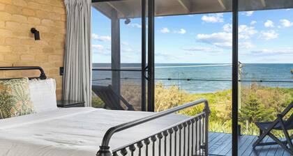 Caloundra Retro Beach House in Front of Ocean