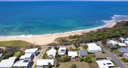 Caloundra Retro Beach House in Front of Ocean