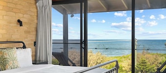 Caloundra Retro Beach House in Front of Ocean