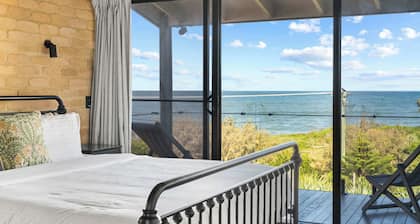 Caloundra Retro Beach House in Front of Ocean