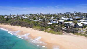 On the beach - Caloundra Retro Beach House in Front of Ocean (Caloundra Region)