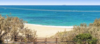 Caloundra Retro Beach House in Front of Ocean