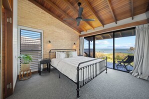 5 bedrooms, iron/ironing board, travel crib, WiFi - Caloundra Retro Beach House in Front of Ocean (Caloundra Region)