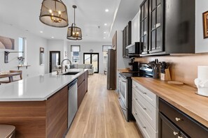 Een koelkast, een microgolfoven, een oven, een kookplaat