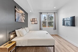 5 slaapkamers, een bureau, een strijkplank/strijkijzer, wifi