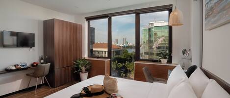 Minibar, escritorio, sistema de insonorización y wifi gratis