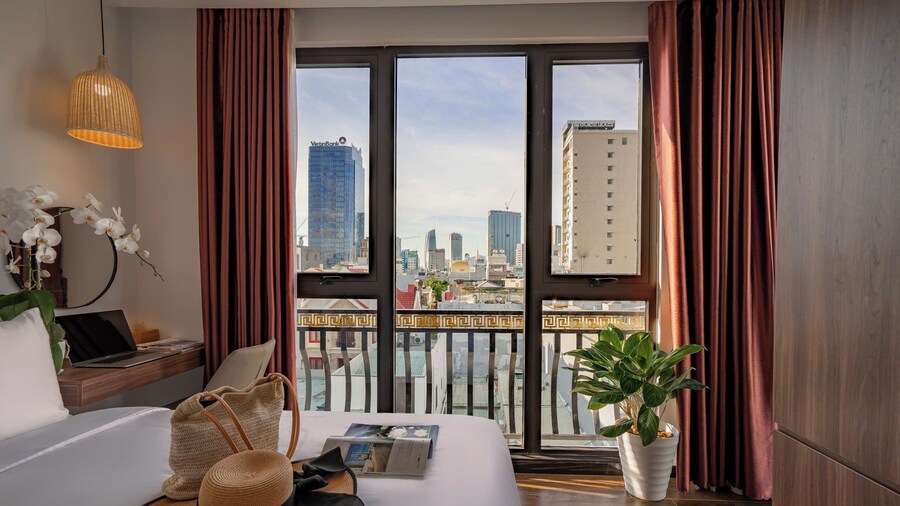 Dragon View Riverfront Hotel