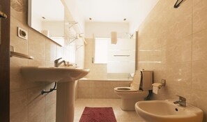 Classic Townhome, Mountain View | Bathroom - Casa do Eirado by Alponte Ponte de Lima (Ponte de Lima)