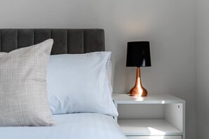 1 bedroom, desk, WiFi