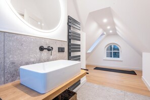 Chuveiro, secador de cabelo, toalhas de banho 