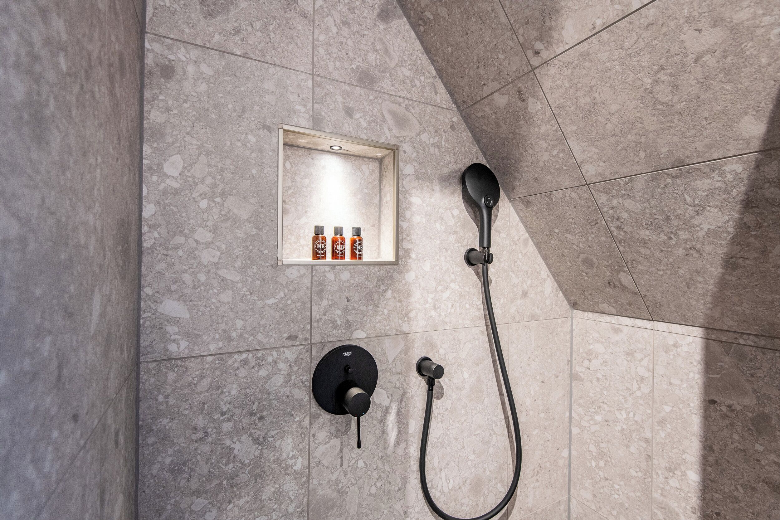 Douche, sèche-cheveux, serviettes fournies
