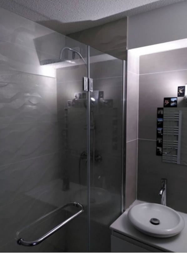 Regadera, toallas, papel de baño