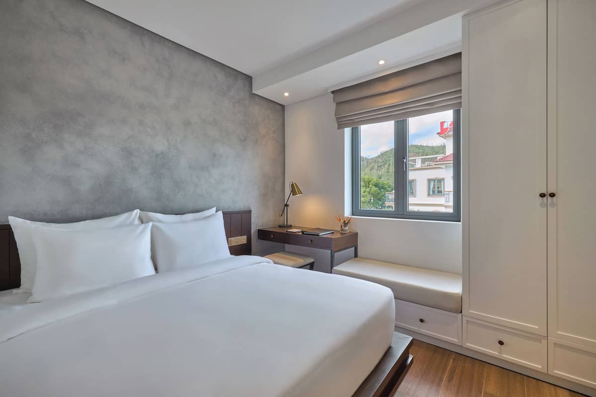 Free minibar items, in-room safe, desk, laptop workspace