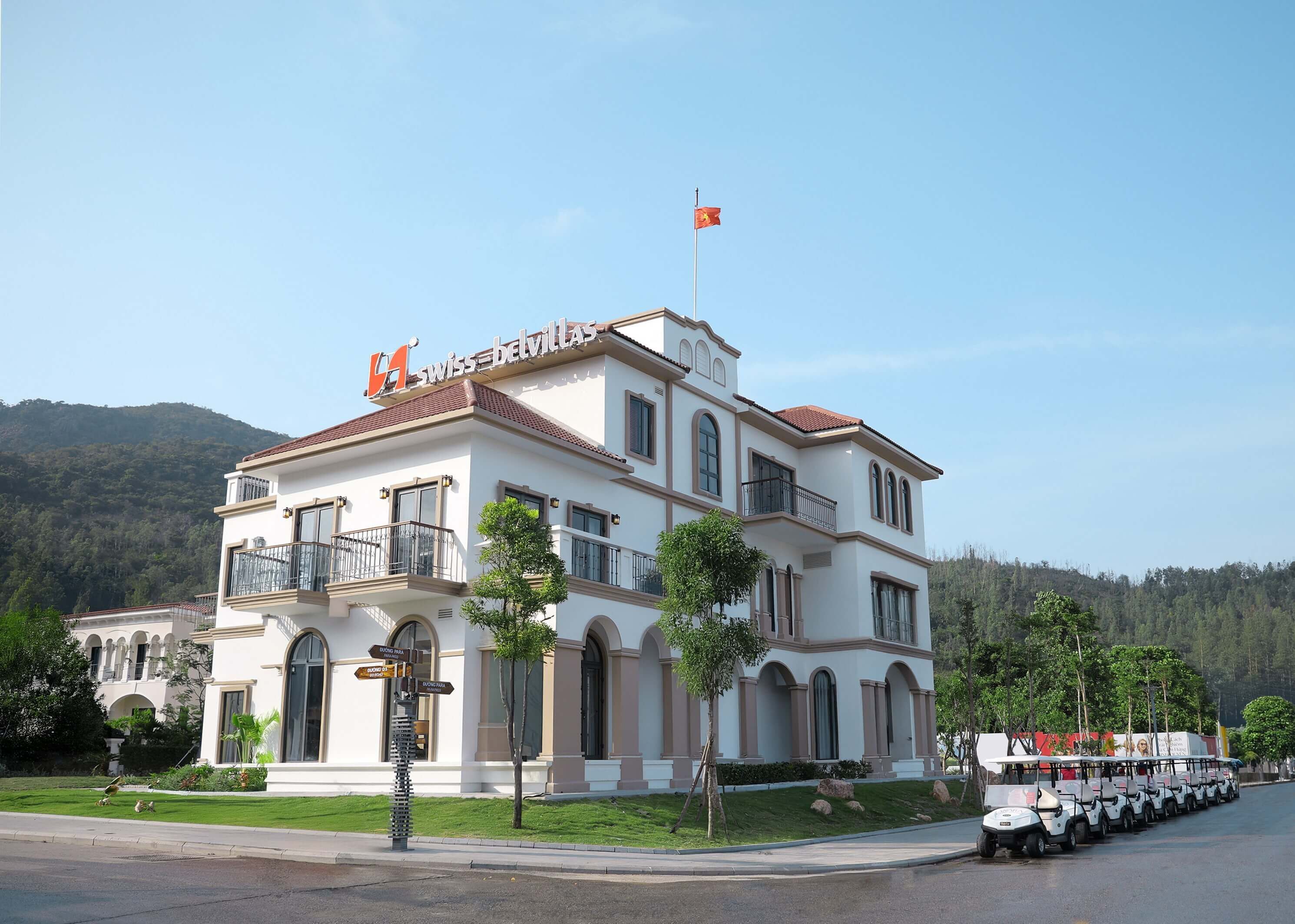 Un edificio de dos pisos con un letrero que indica que es un hotel Swiss Belvilla.