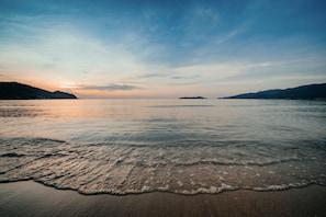 Una spiaggia nelle vicinanze