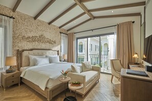 Villa, 3 chambres, vue sur le lac | Minibar contenant certains articles gratuits, coffre-fort, bureau