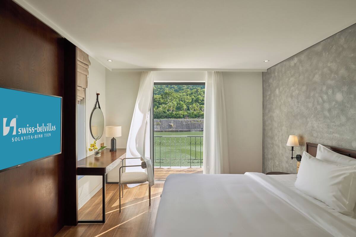 Minibar contenant certains articles gratuits, coffre-fort, bureau